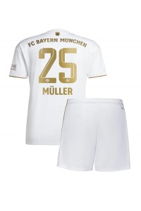 Bayern Munich Thomas Muller #25 Babytruitje Uit tenue Kind 2022-23 Korte Mouw (+ Korte broeken)